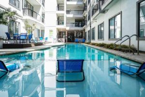 Boulevard Stays Walk to Downtown 1BR SoCo Pool Parking Gym 01