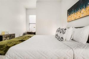 Boulevard Stays Walk to Downtown 1BR SoCo Pool Parking Gym 01