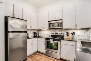 Boulevard Stays Walk to Downtown 1BR SoCo Pool Parking Gym 01