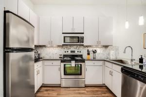 Boulevard Stays Walk to Downtown 1BR SoCo Pool Parking Gym 01