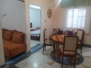 شقة مفروشة مجهزة متوسطة المستوى والخدمات ب سيدي قاسم مع إمكانية الاختيار بين حي الرياض وحي جوهرة والحي الجديد