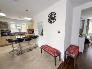 Bassetts House - Spacious! - Sleeps 7 - Close to PRUH Hospital - Free Parking
