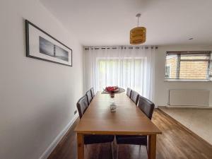 Bassetts House - Spacious! - Sleeps 7 - Close to PRUH Hospital - Free Parking
