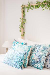 Charming Apartment With Vibrant Accents