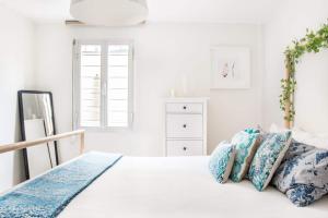 Charming Apartment With Vibrant Accents