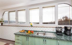 Apartman Izi 4 with sea view-zeleni