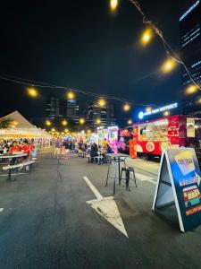 KDs Home - Fast WiFi, Netflix , Pool , Karaoke