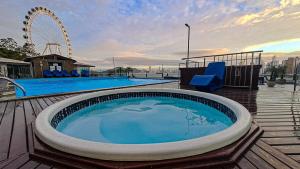 Loft com piscina frente ao mar