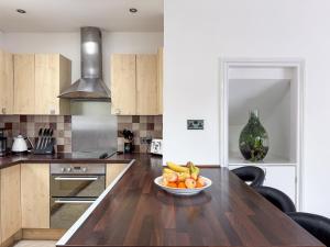 Bassetts House - Spacious! - Sleeps 7 - Close to PRUH Hospital - Free Parking