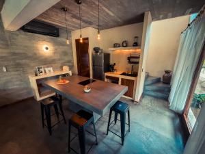 Villa Gato Surf Houses grande 4-6 personas, Starlink, AC, alberca, 50 m del spot La Saladita