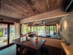 Villa Gato Surf Houses grande 4-6 personas, Starlink, AC, alberca, 50 m del spot La Saladita