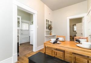 Cozy 2 Bed, 1 Bath Retreat Near Baylor Hospital