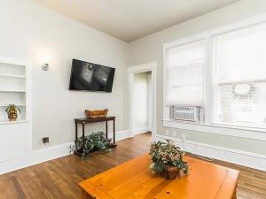 Cozy 2 Bed, 1 Bath Retreat Near Baylor Hospital