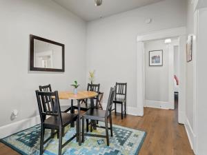 Cute 2 Bed, 1 Bath Retreat Near Baylor Hospital