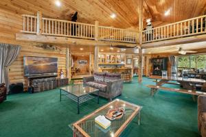 All Seasons Lodge - New 2 bedroom and loft House in Big Bear Lake Gameroom Spa Deck BBQ Firepit Wet Bar Fireplace Views