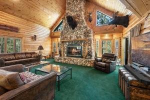 All Seasons Lodge - New 2 bedroom and loft House in Big Bear Lake Gameroom Spa Deck BBQ Firepit Wet Bar Fireplace Views