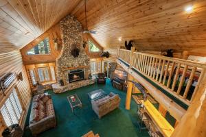 All Seasons Lodge - New 2 bedroom and loft House in Big Bear Lake Gameroom Spa Deck BBQ Firepit Wet Bar Fireplace Views