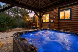 All Seasons Lodge - New 2 bedroom and loft House in Big Bear Lake Gameroom Spa Deck BBQ Firepit Wet Bar Fireplace Views