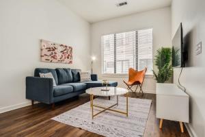 Boulevard Stays Walk to Downtown 1BR SoCo Pool Parking Gym 02