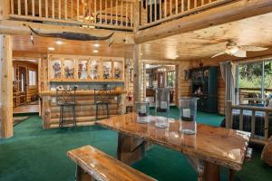 All Seasons Lodge - New 2 bedroom and loft House in Big Bear Lake Gameroom Spa Deck BBQ Firepit Wet Bar Fireplace Views