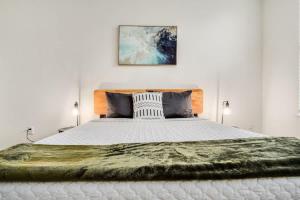 Boulevard Stays Walk to Downtown 1BR SoCo Pool Parking Gym 04