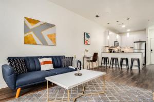 Boulevard Stays Walk to Downtown 1BR SoCo Pool Parking Gym 04