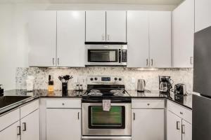 Boulevard Stays Walk to Downtown 1BR SoCo Pool Parking Gym 04