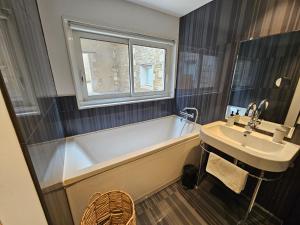 Villas Maison de caractere - Jardin - Proche Angouleme : photos des chambres