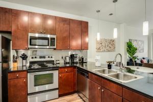 Boulevard Stays Walk to Downtown 2BR SoCo Pool Parking Gym 05