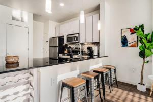 Boulevard Stays Walk to Downtown 1BR SoCo Pool Parking Gym 06