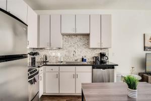 Boulevard Stays Walk to Downtown STU SoCo Pool Parking Gym 09