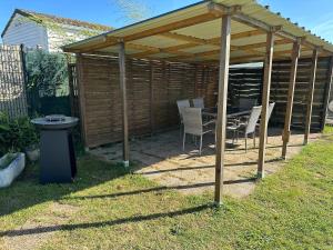 Les Pieds dans le Sable