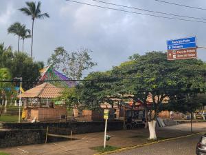 Quarto Casas na Praça Serra Grande