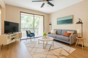 Boulevard Stays Calm 1BR King Retreat Poolside Bliss Gym & Parking - Ubytování bez kategorie ve městě Arlington