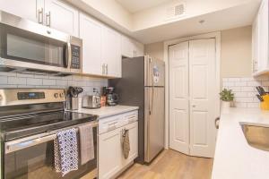 Boulevard Stays Luxury 1BR King Suite Parking Pool