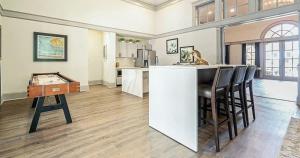 Boulevard Stays Luxury 1BR King Suite Parking Pool