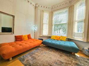 Lovely Ground Floor Home with High Ceiling and a Private Garden with Deck by Earls Court Station