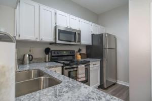 Boulevard Stays Quiet 1BR King Suite Pool Gym Parking 02