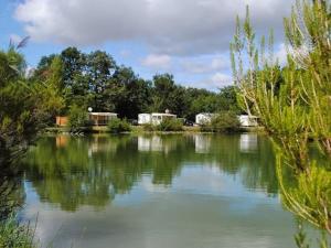 Campings Mobil-home cosy pour 2 avec terrasse a Saint-Sornin - API-1-52-546 : photos des chambres