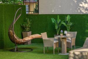 Eden Central Boutique Suites - Garden & Spacious Apartments