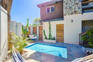 New Mountain Retreat with Scenic Views