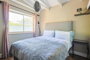 New Mountain Retreat with Scenic Views