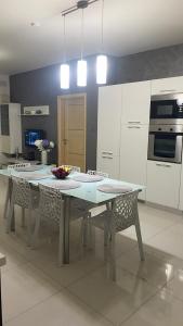 Cheerful holiday two bedrooms flat with BBQ
