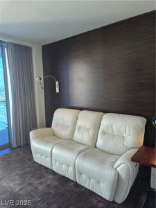 Palms Place Hotel Mountain View with Open Balcony