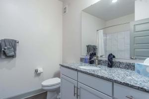 Boulevard Stays Stylish 3BR Getaway Pool Gym Access & Free Parking