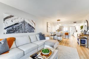 Less Than 1 Mi to Fort Myers Beach Bayfront Condo with Pool