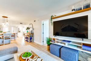 Less Than 1 Mi to Fort Myers Beach Bayfront Condo with Pool