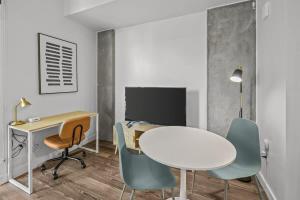 Boulevard Stays Modern Highrise STU Sky Pool Parking Gym 05