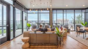 Boulevard Stays Modern Highrise STU Sky Pool Parking Gym 05