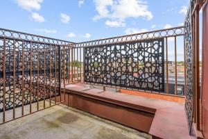Modern Studio with Balcony Godino Hotel Ilford